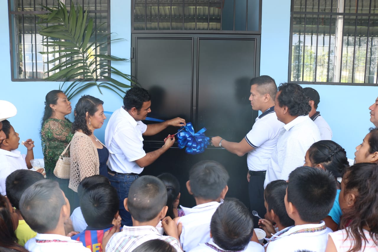 Inauguración de la Escuela Primaria Bilingüe Barrio El Milagro, El Chal, Petén.