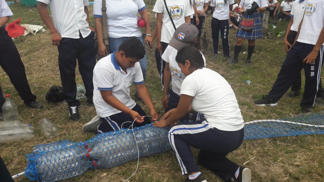 Instalación de Biobarda Atrapa Sólidos en el Rio del Caserío San Juan, El Chal, Petén.