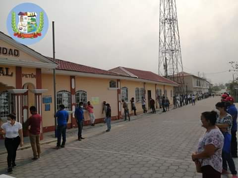 LA MUNICIPALIDAD DE EL CHAL, PETÉN APOYANDO A LA POBLACION