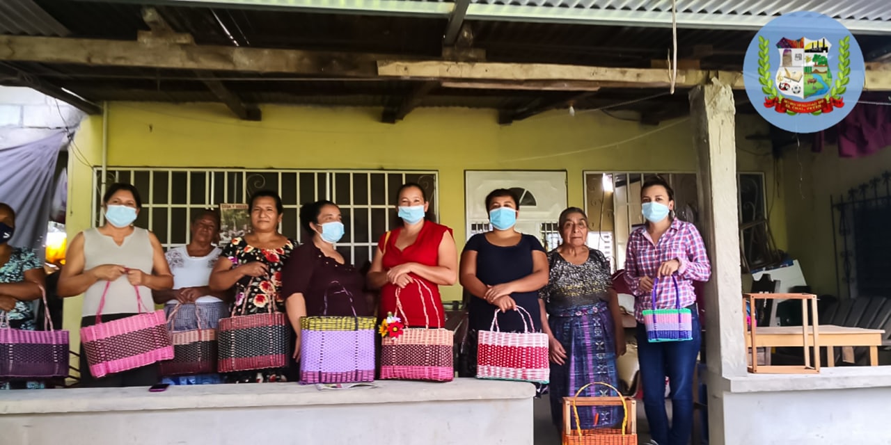 MUJERES ORGANIZADAS APRENDEN A ELABORAR CANASTAS