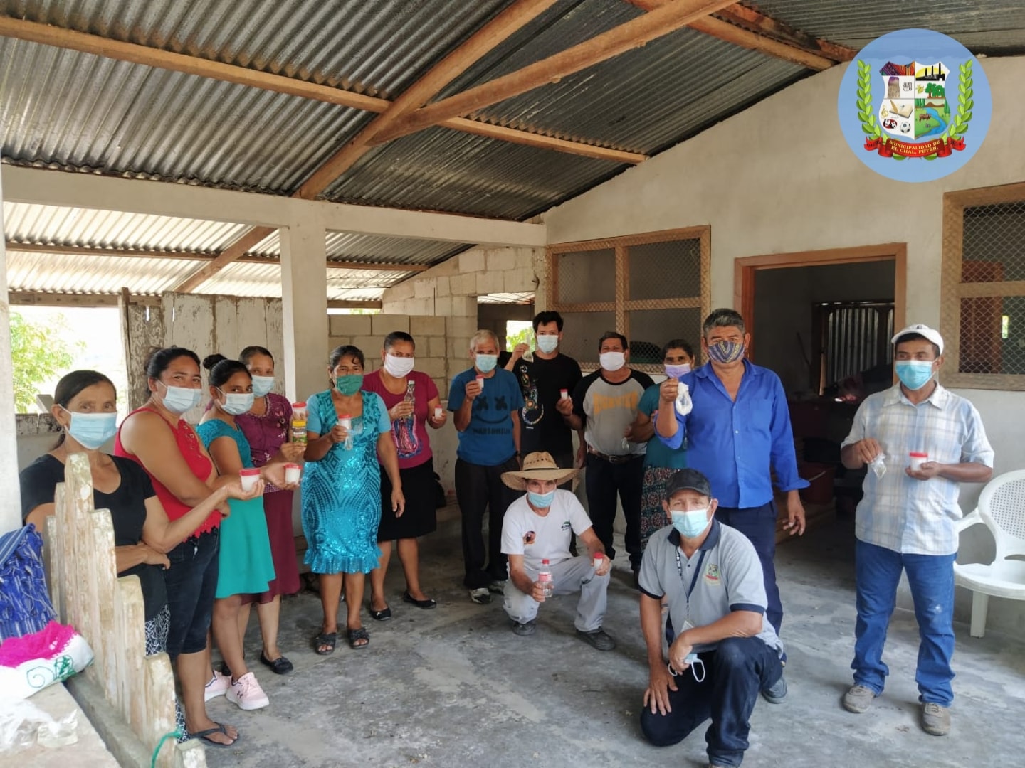 VECINOS APRENDEN A ELABORAR ACEITE DE COCO Y POMADA CICATRIZANTE