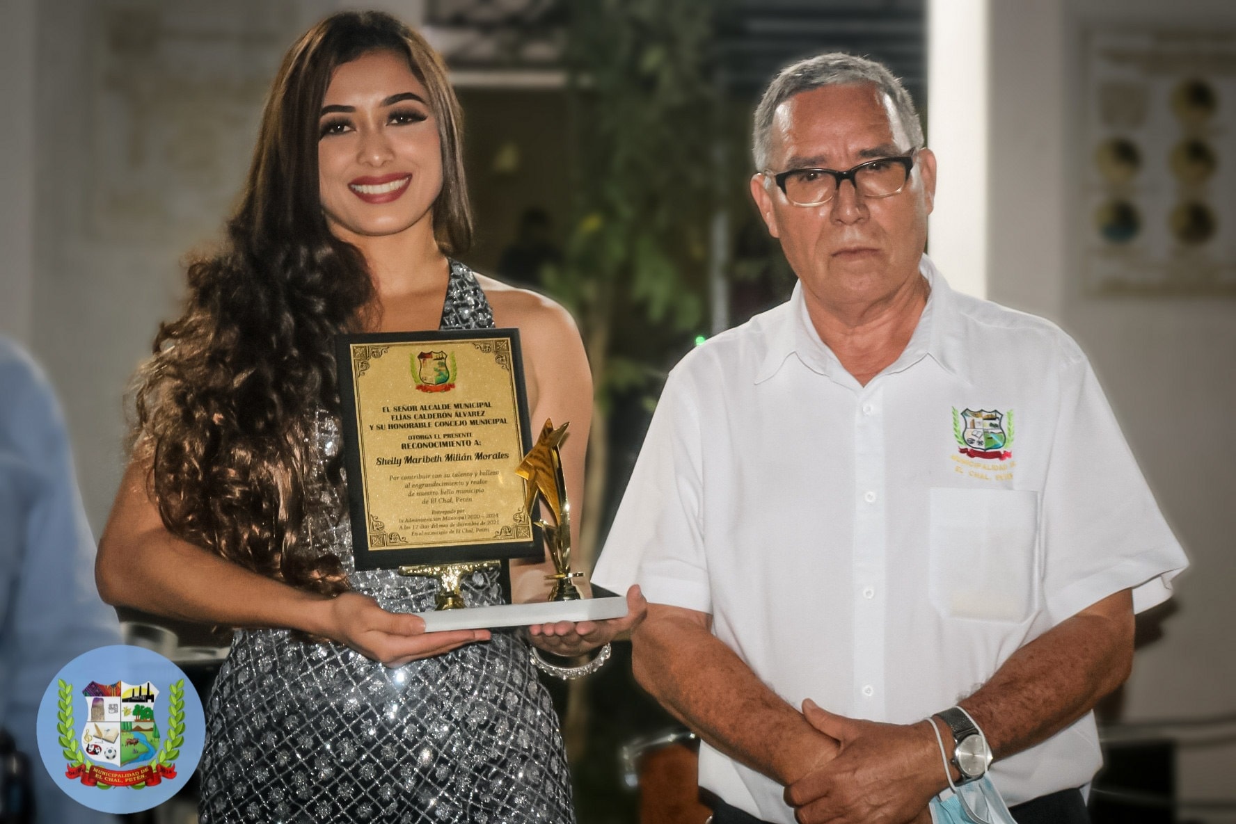 ALCALDE MUNICIPAL ENTREGÓ RECONOCIMIENTO A REYNA DEPARTAMENTAL.