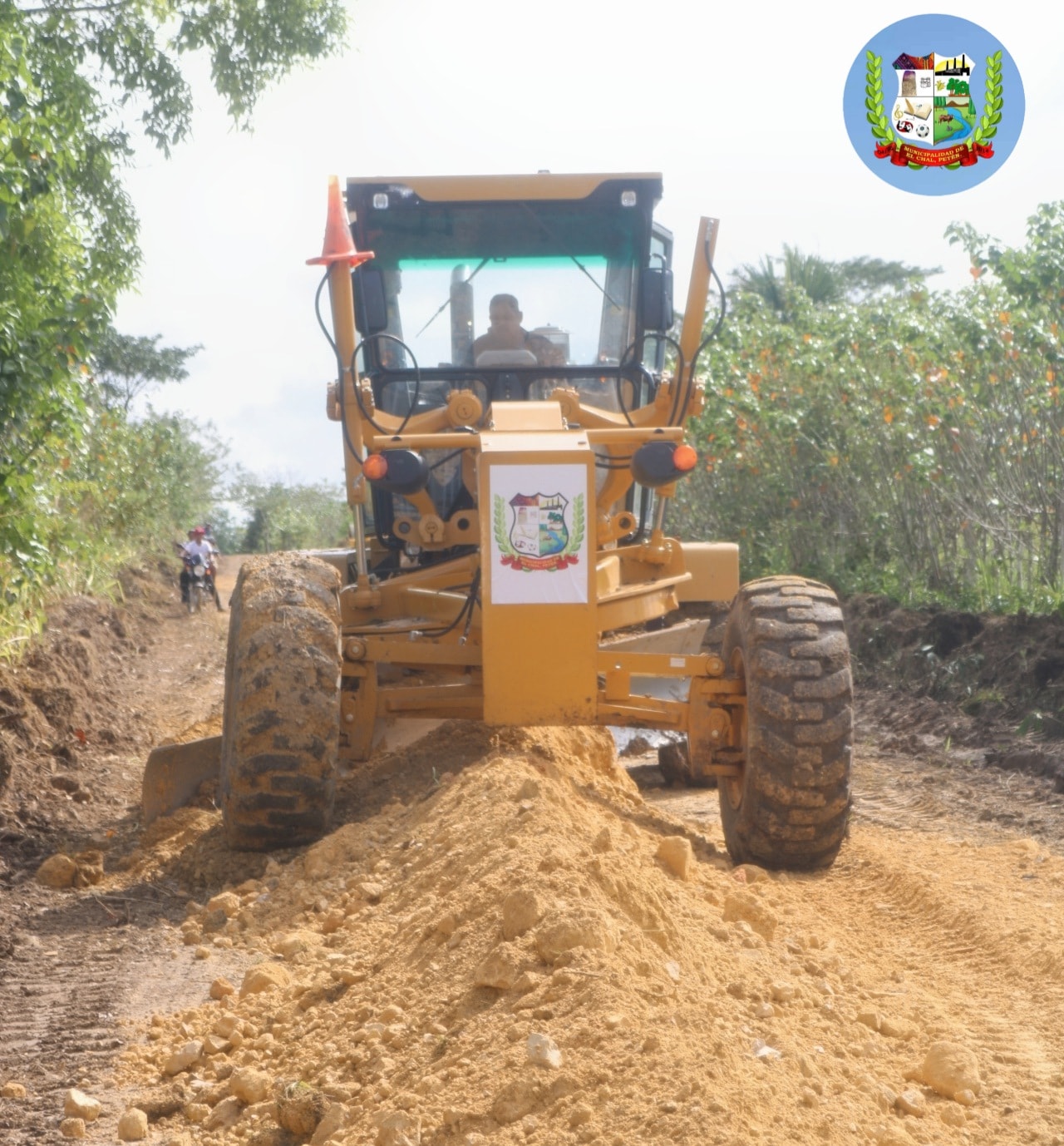 CONVOY MUNICIPAL REALIZA LA REPARACIÓN Y MANTENIMIENTO DE LA RUTA QUE CONDUCE AL CASERÍO LAS ROSAS