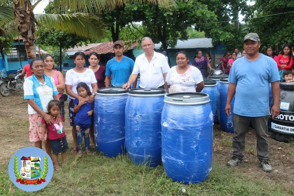 ENTREGA DE RECIPIENTES PARA CAPTACIÓN DE AGUA EN CASERÍO UNIÓN BAYER.