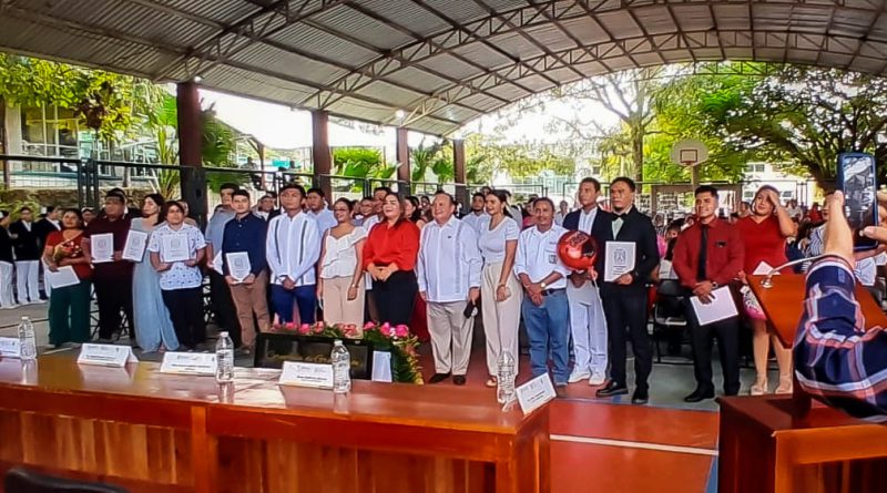 GRADUACIÓN DE ESTUDIANTES DESTACADOS GRACIAS A BECAS MUNICIPALES